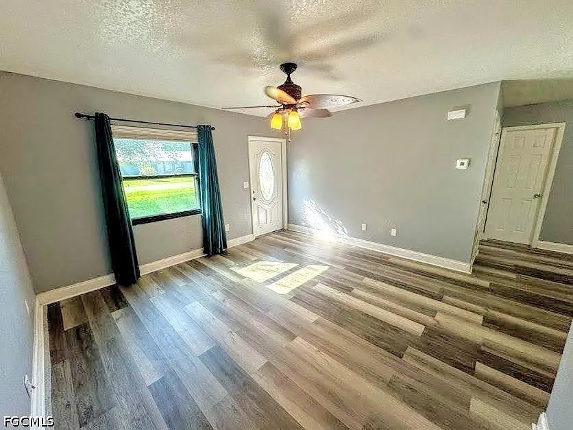 3 bed, 2.0 bath, 1192 sqft, $1,800 — Photo 2