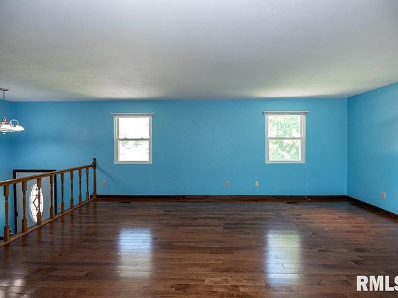 5th image of 100 Juniper Ln