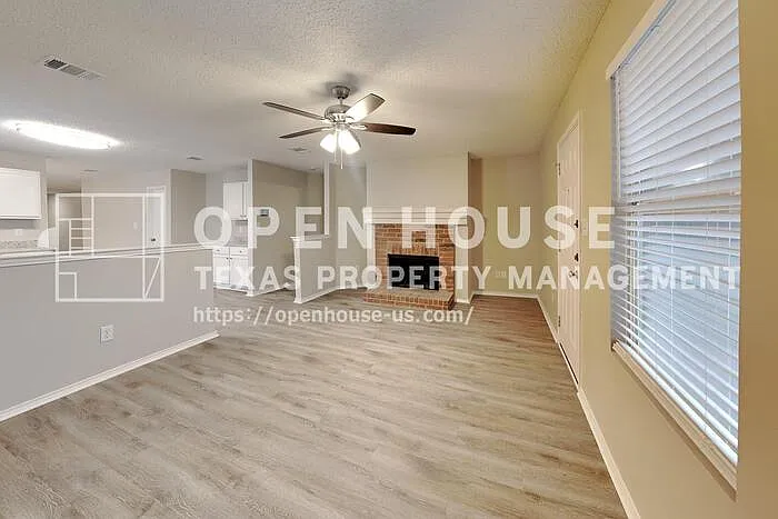 4 bed, 2.0 bath, 2098 sqft, $2,250 — Photo 4
