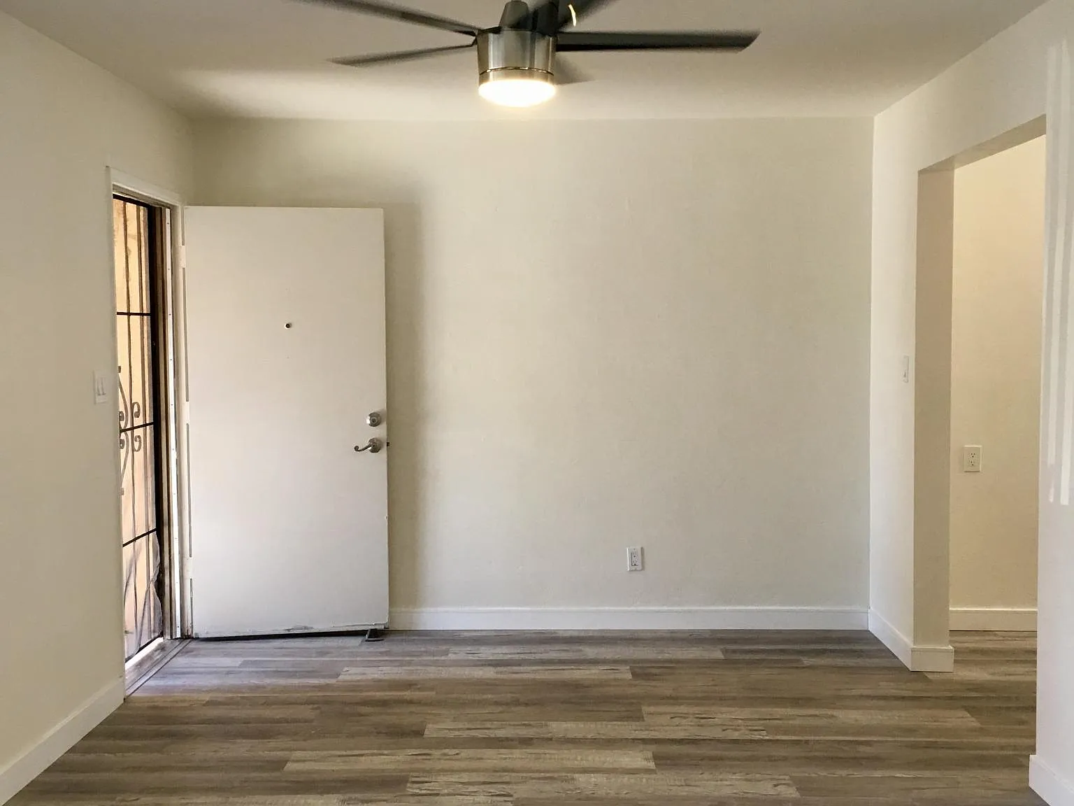 Studio, 300 sqft, $1,725 — Photo 2