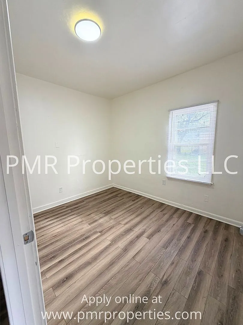 207-209 W. Hyde Park Ave — Photo 3