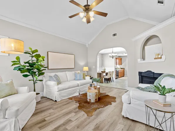 293 Rossburg Dr, Calera, AL 35040