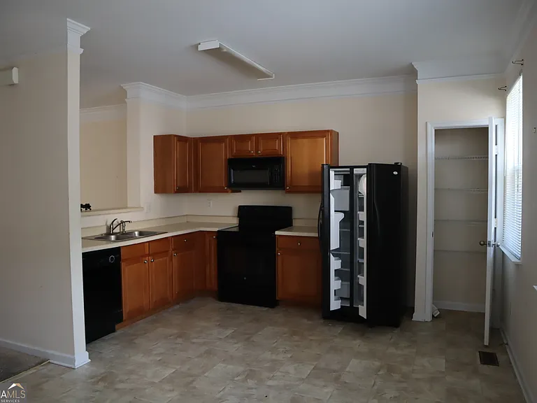 658 Providence Pl SW — Photo 3