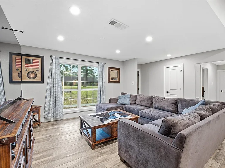 431 Dover Ln — Photo 4