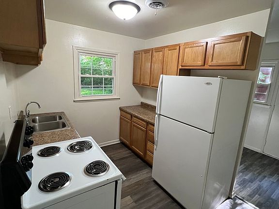 5th image of 216 E 17th St