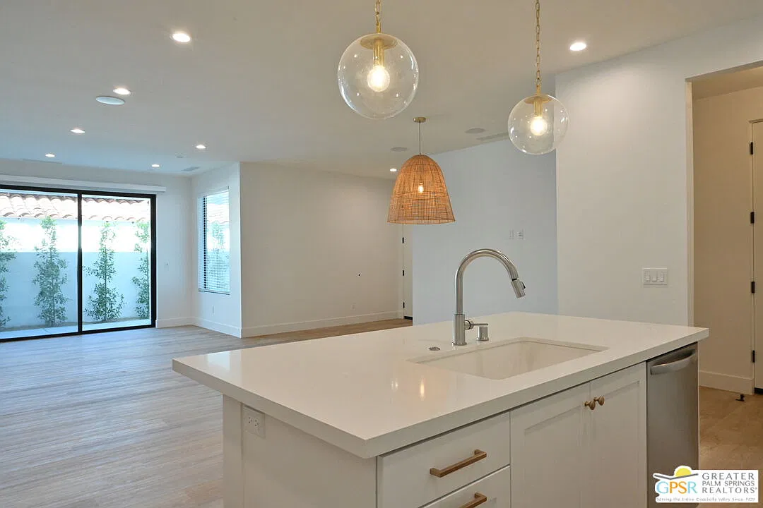 3 bed, 2.5 bath, 1800 sqft, $3,300 — Photo 2