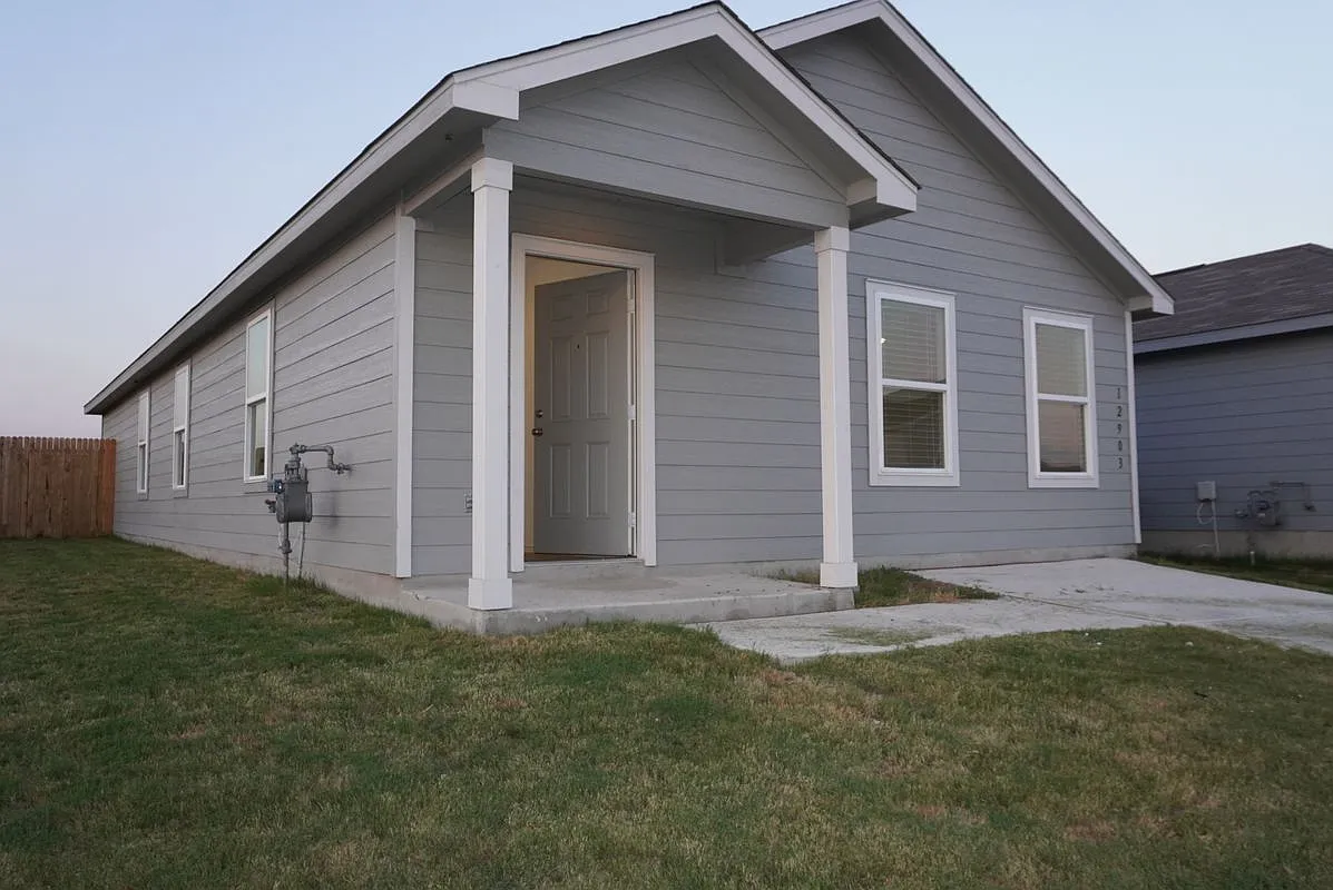 3 bed, 2.0 bath, 1450 sqft, $1,500 — Photo 1