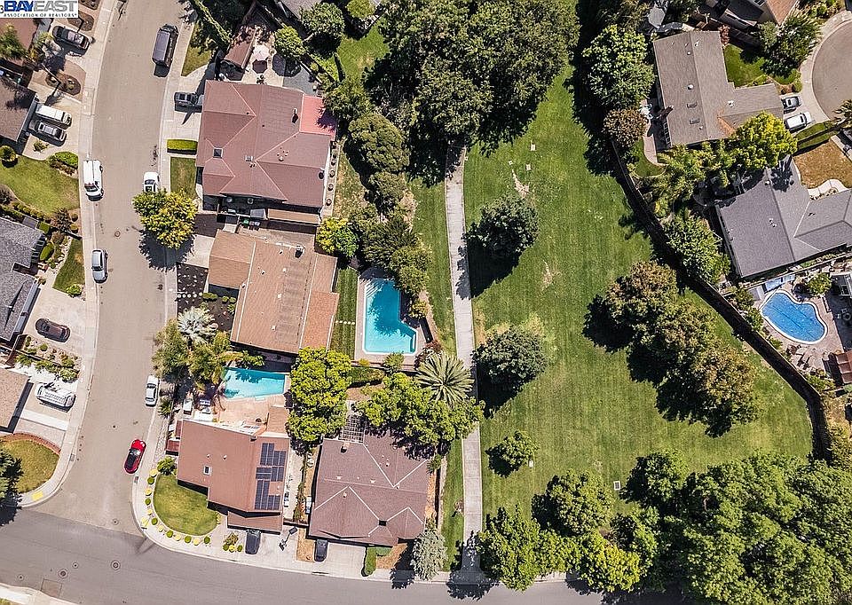 2nd image of 3484 Windsor Ct