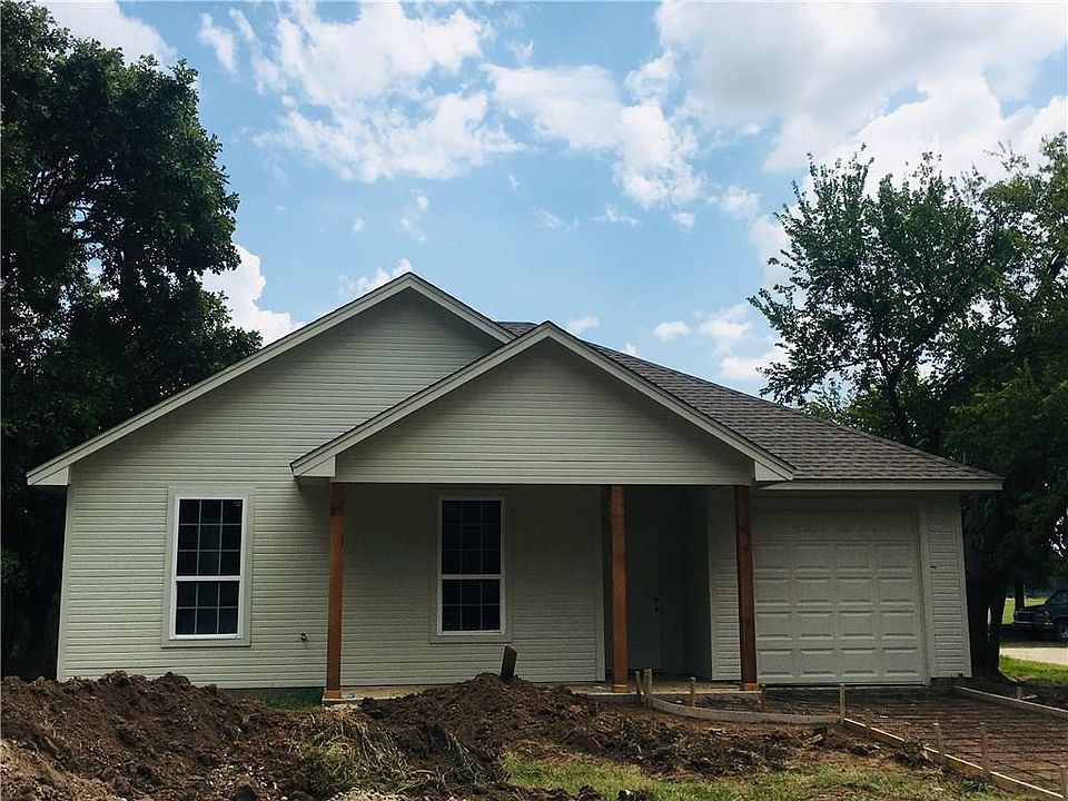 2nd image of 122 Katy St