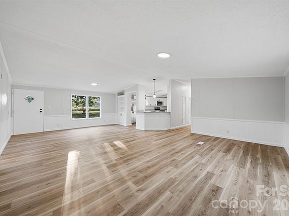 3rd image of 130 Saylor Ln