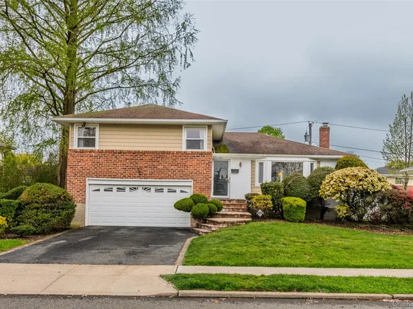 25 Hollywood Drive, Plainview, NY 11803