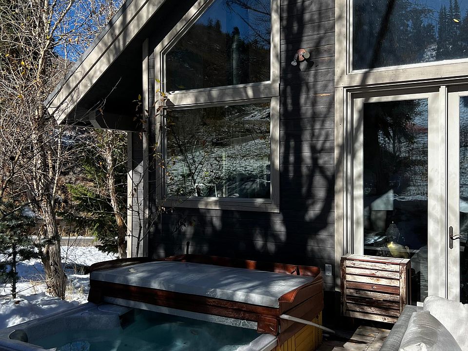 Hot tub with stunning views up the canyon.