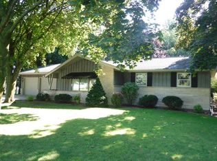 5138 Edgewood Ln, Manitowoc, WI 54220