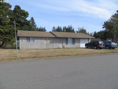 130 North Ave, Bandon, OR, 97411