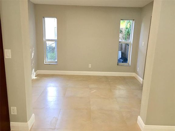 4th image of 818 NW 9th Ave