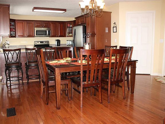 3rd image of 110 Dana Ln