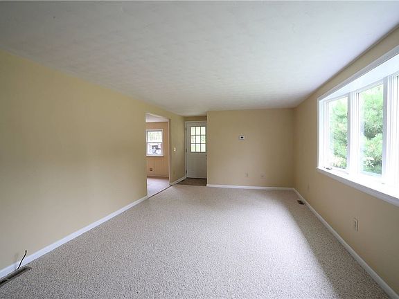 3rd image of 2051 Greensburg Pike