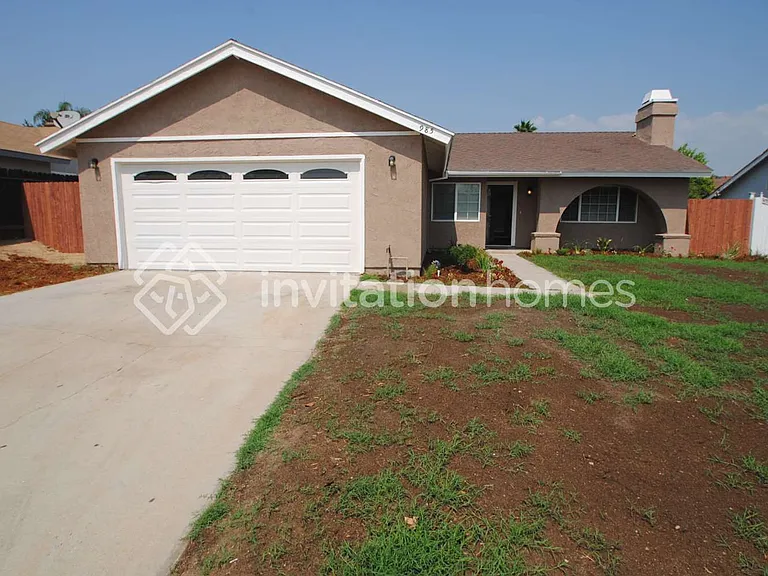 985 Johnston St — Photo 1