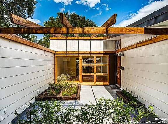 4th image of 511 Calumet Pl