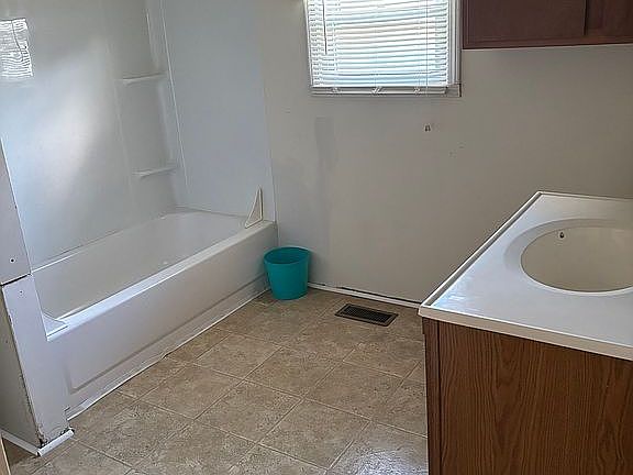 4th image of 109 Jackson St