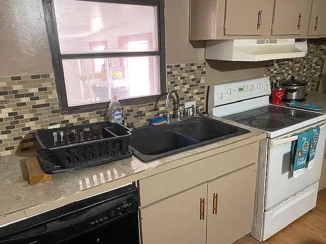 3 bed, 2200 sqft, $2,400 — Photo 3