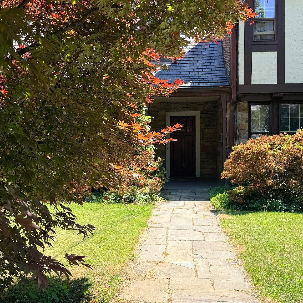3 bed, 3.0 bath, 2094 sqft, $5,900 — Photo 3