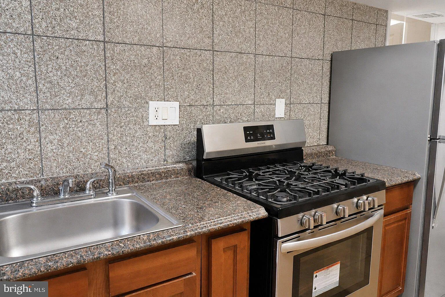 3 bed, 1.0 bath, 815 sqft, $2,100 — Photo 4