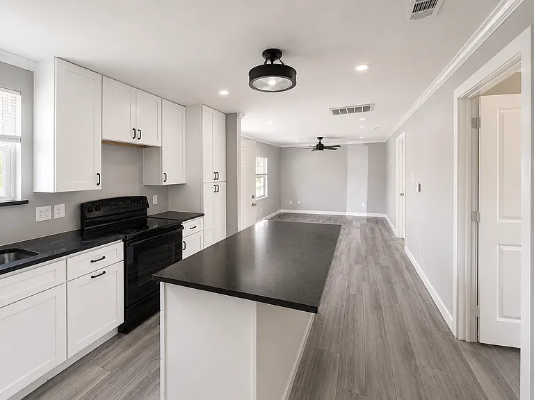 1306 Locust St — Photo 4