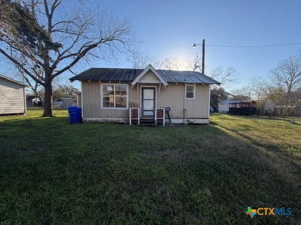 802 Cadwell St, Yoakum, TX 77995