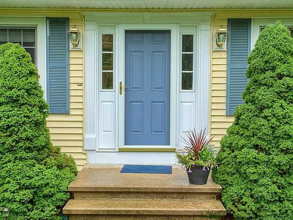 4th image of 9 Robinwood Cir