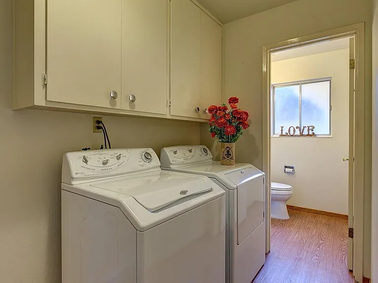 1462 Lillian St — Photo 18