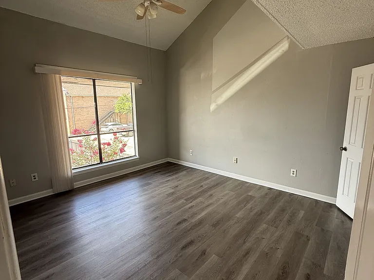 BEDROOM 1 (MASTER)