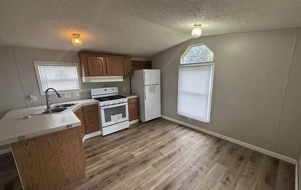 2 bed, 1.0 bath, 728 sqft, $849 — Photo 2