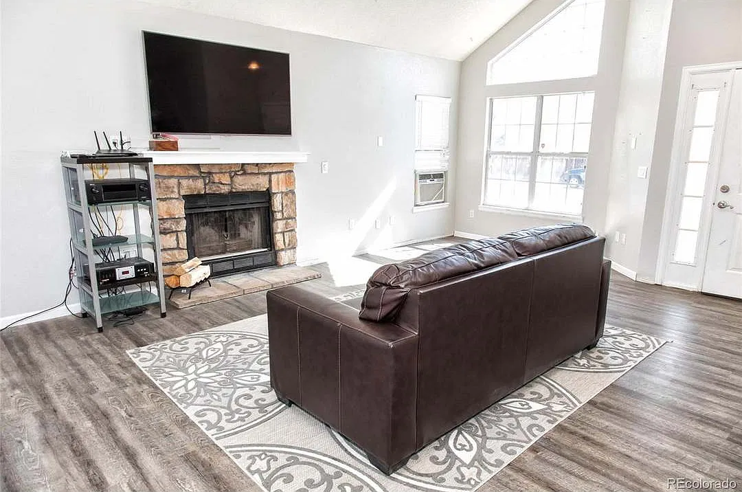 4 bed, 2082 sqft, $2,975 — Photo 2