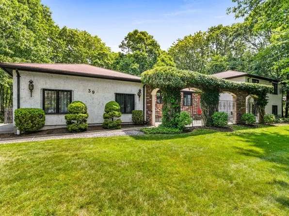 39 Castle Dr, Sharon, MA 02067
