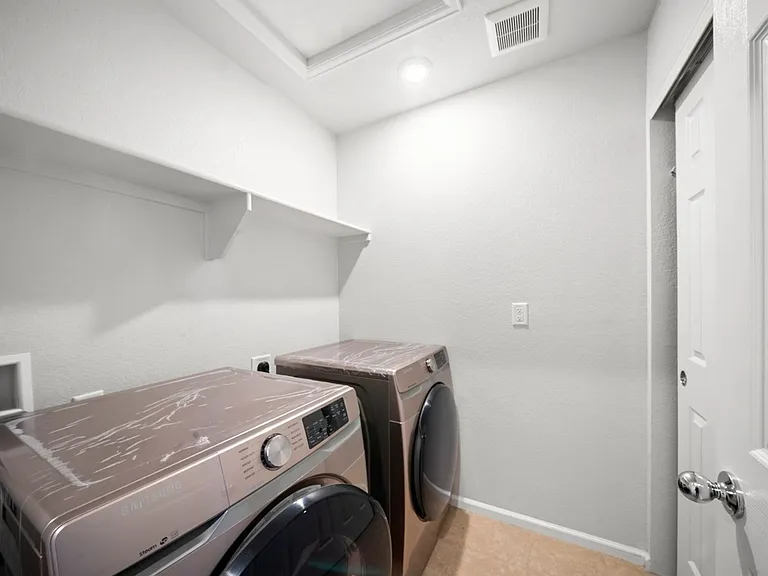470 Hyde Park Cir — Photo 6