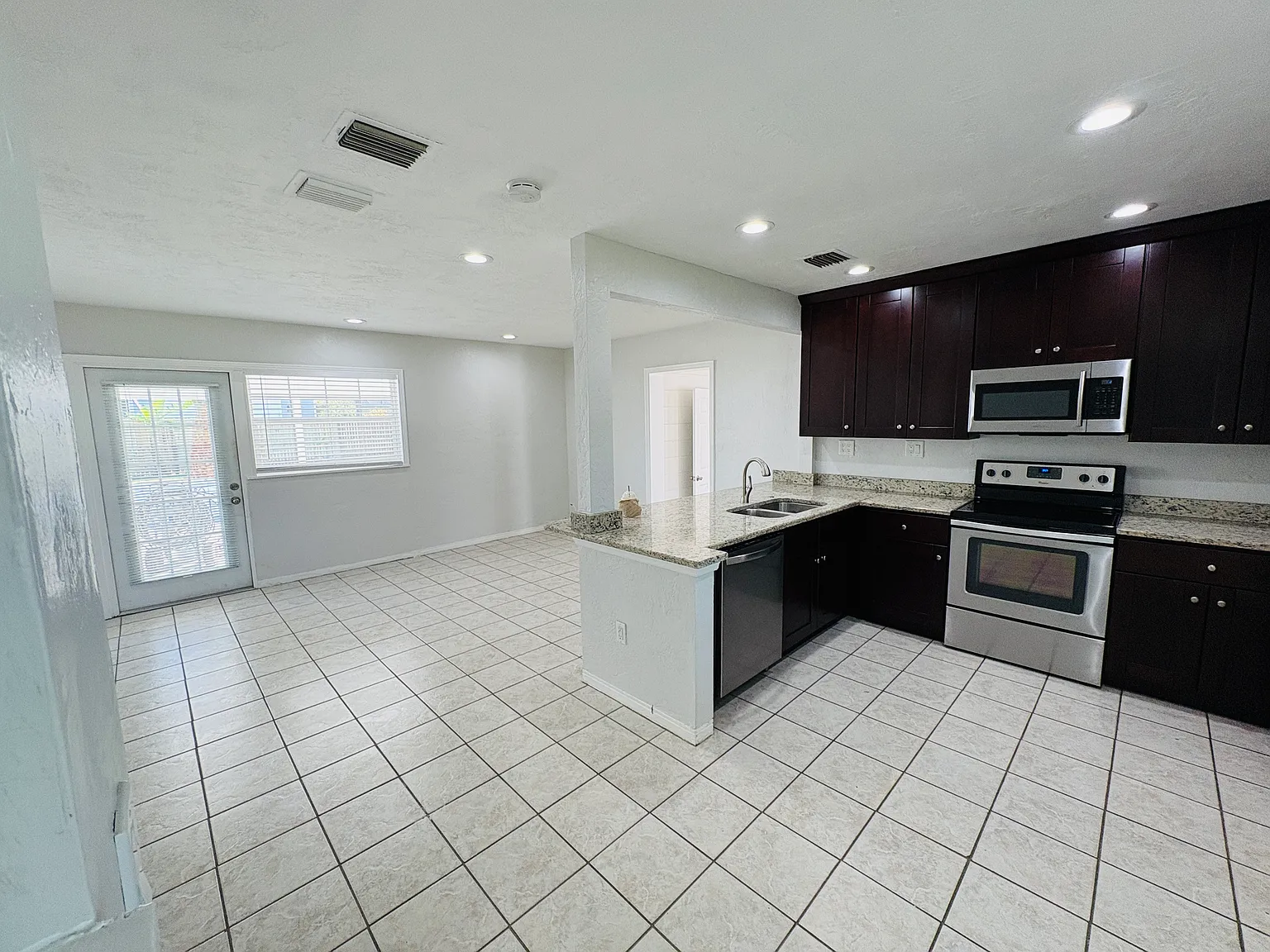 3 bed, 1090 sqft, $2,400 — Photo 2