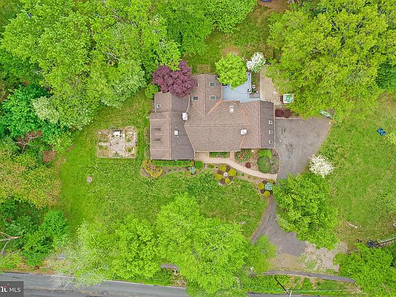 2nd image of 209 Lake Rd