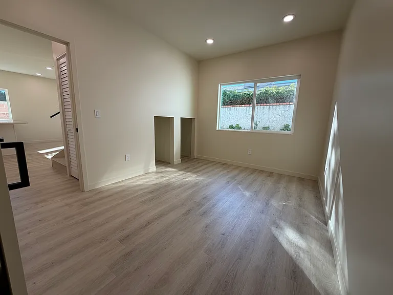 9947 Columbus Ave — Photo 10