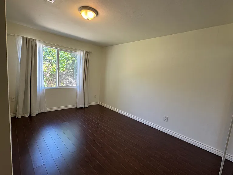 24224 Victory Blvd — Photo 12