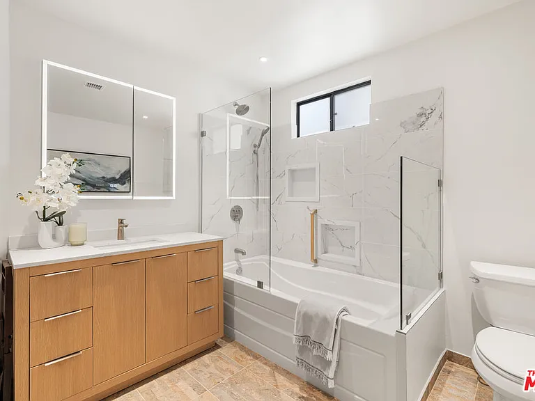 8781 Lookout Mountain Ave — Photo 16