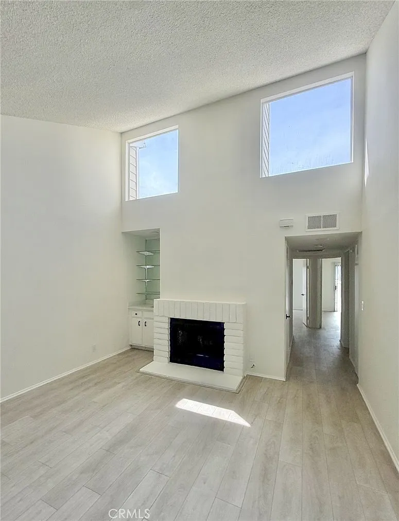 2 bed, 1027 sqft, $3,300 — Photo 2