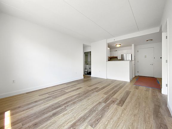 4th image of 304 W 117th St Front 4Z