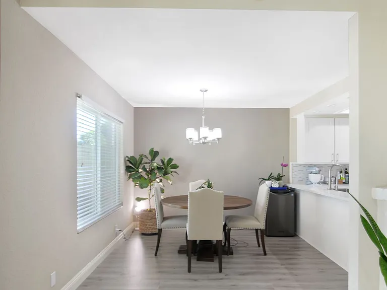 902 Creekside Dr — Photo 2