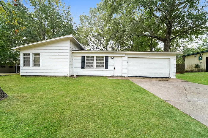3 bed, 1.5 bath, 1311 sqft, $1,595 — Photo 1