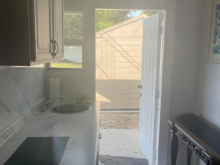 408 SW 68th Ave — Photo 4