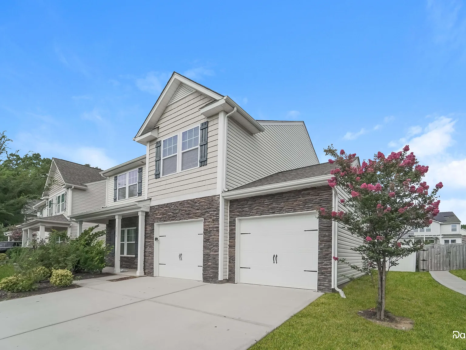 3 bed, 2.5 bath, 2196 sqft, $2,170 — Photo 2