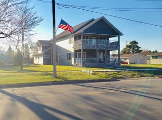 1812 Lake Shore Dr, Escanaba, MI 49829