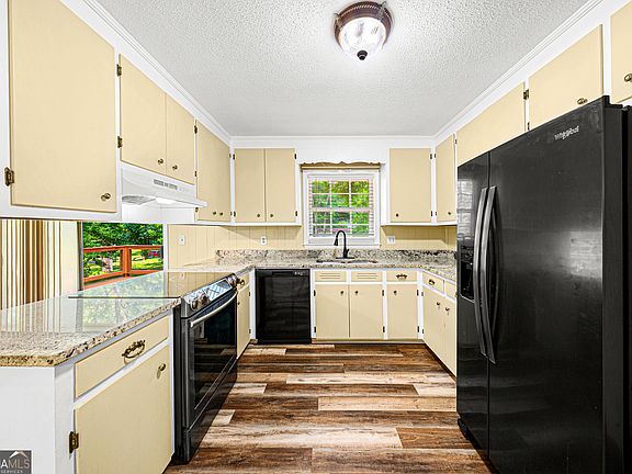 4th image of 380 Pine Valley Dr