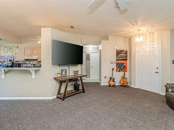 5th image of 1032 Canary Cir N